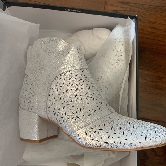 NWT Anthropologie Silent D Pearsy perforated boots - Picture 4 of 6